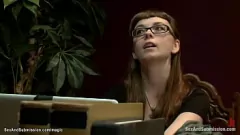 Afspelen Vreemdgaande roodharige MILF ingediend en ruw geneukt in BDSM-fantasie