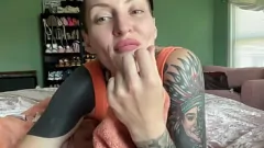 Odtwórz Ogromna Ass Twerk Queen czci dildo podczas sesji solo