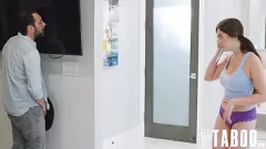 Jouer Attraper une mignonne adolescente Chloe surréaliste dans une fête de sommeil hardcore avec Tommy Pistol