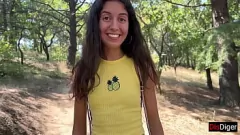 Jouer Teen Katty West fait une conduite risquée sur la roue Ferris pour une pipe publique chaude