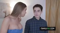 Afspelen Stepmom Britney Amber's verboden hardcore ontmoeting met haar stiefzoon