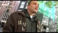 Bebelușul fierbinte se aruncă și smulge un lemn puternic de ciocănitor și așa îl suge