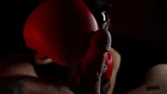 Mistress care domină cu mănuși de box și muie intensă
