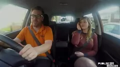 Reproducir Sesión de joder de joder de coche de POV de MILF Instructor Tattooed MILF