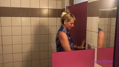 Redare Italian MILF Luna oferă o muie în aer liber cu gât adânc