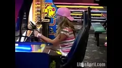 Redare Masturbarea publică pentru adolescenți: întâlnirea toaletelor arcade din Little April