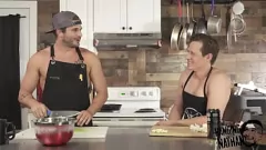 Afspelen Gespierde hunks die in het geheim worden gefilmd tijdens het koken in SpeedOS - expliciete thuisvideo