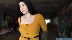 تشغيل POV POV مفلس فاتنة في الهواء الطلق مواجهة الجنس