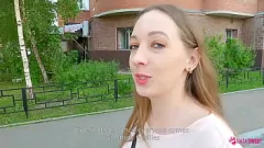 Afspelen Schattige makelaar geeft risicovolle pijpbeurt in het openbaar: het gedurfde avontuur van Nata Sweet