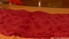 Reproducir Masaje de aceite erótico con un toque de pasión desi