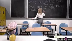 Jouer Petite Teen Lola Fae non può resistere ai progressi del suo grande insegnante Dicked