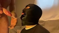 Jouer Un frocio arrapato si fa scopare la faccia mentre fa un pompino sciatto a un maschio alfa etero dominante