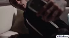 Odtwórz Jade Venus, super gorąca shemale z dużymi cyckami i masywnym kutasem, głębokie gardło i zostaje na oklep w tej hardcorowej międzyrasowej scenie tranny