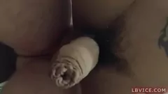 Afspelen Speelse Thaise ladyboy geeft intense pijpbeurt en wordt hard geneukt in doggystyle POV