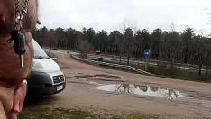 Reproduzir Desfile nu un jour de pluie en bord de road