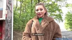 Jouer Une euro sensuelle aux gros seins chevauche une bite bien dure en POV après avoir fait une pipe en public