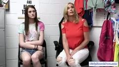 Odtwórz Oficerski ostry striptiz: Nastolatka i macocha uprawiają seks w biurze z mamuśką z dużymi cyckami i wygoloną cipką