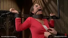 Oynat Mz Berlin, Sert Lezbiyen Kölelik ve Tuhaf Seks Oyuncakları ile Komşunun Masum Kızına Hakim Oluyor