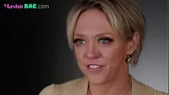 Redare O milf blondă și bustină se bucură de joacă solo cu un vibrator, dând cu degetele păsărica ei rasă până la un orgasm stropit