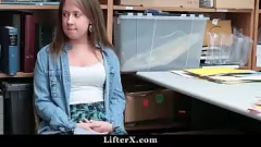 Afspelen Ondeugende tienerwinkeldief wordt in het openbaar geslagen en hard geneukt door een dominante veiligheidsagent