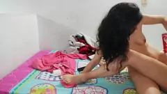 Reproduzir Veja como essas latinas gostosas se entregam a uma sessão de sexo selvagem e caseiro, aplicando molho cremoso de pimenta em seus peitos pequenos naturais e vaginas molhadas, enquanto fodem forte em público!