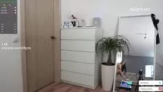 Geiles nacktes mädchen nur în pantof de tenis