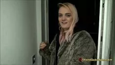 Oynat Britt altında ergen enlivened yukarı set için kaba dışarı sikme