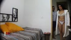 Reproducir No puedo creer que nunca allas tenido sexo hijo &icall for;quieres que te ayude?