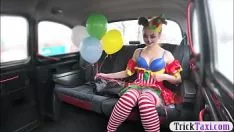 Gal in clown rond verkleedpartij gratis geneukt door de nummer één bos