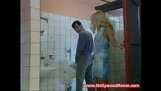 Reproducir Mujer casada con cuernos folla baño público desconocido