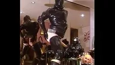Abspielen Roxina2004rubberizeandrubber-base paint270404pornl.wmv