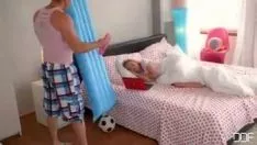 Afspelen Sweetness tiener juffrouw neukt