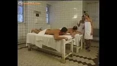 تشغيل شقراء تحصل مارس الجنس بشكل واضح في البركة