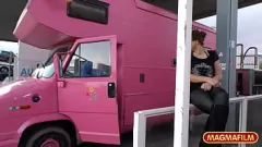 Jouer MILF amateur se fait pomper avec une grosse bite dans la camionnette