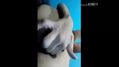 Odtwórz Me vine jugueteando rico con el amigo.