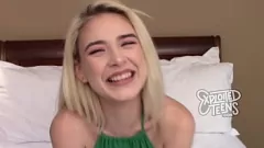 Afspelen Magere blonde tiener cast haar eerste grote lul