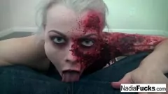 Redare Zombie blondă pornostar Nadia White cu joc hardcore cu păsărică și sâni mari